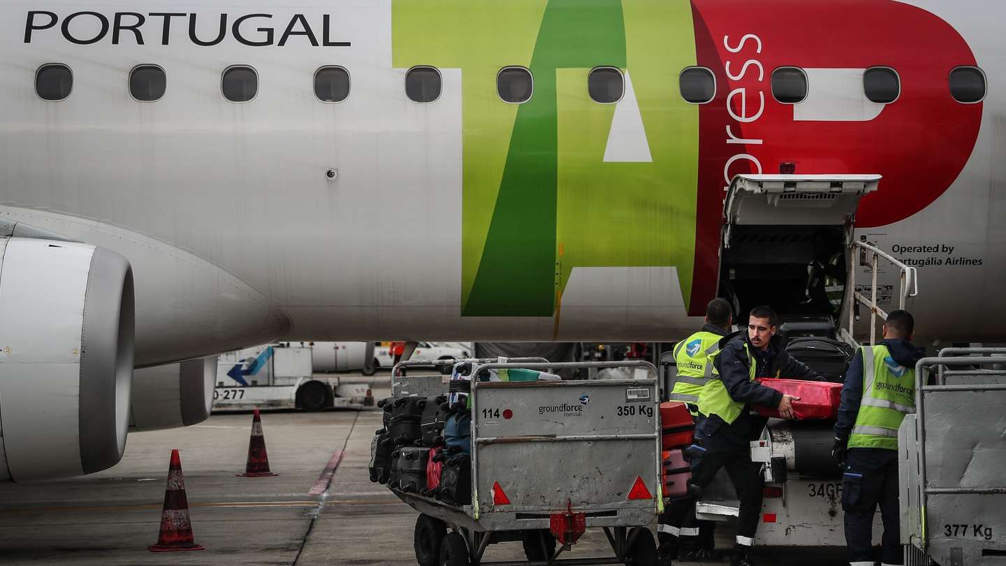Operadores da Groundforce onde a operação da empresa de ‘handling’ Groundforce inclui números como cinco minutos e 400 toneladas, mas também o objetivo de chegar ao fim de 2019 com 3.600 colaboradores, aeroporto Humberto Delgado, em Lisboa, 22 de janeiro de 2018. Para que os aviões estejam no ar, a Groundforce faz toda a assistência em terra, excetuando o fornecimento de comida e de combustível, como resume o presidente executivo da empresa, Paulo Neto Leite, numa visita guiada aos ‘bastidores’ do Aeroporto Humberto Delgado, em Lisboa. MÁRIO CRUZ/LUSA