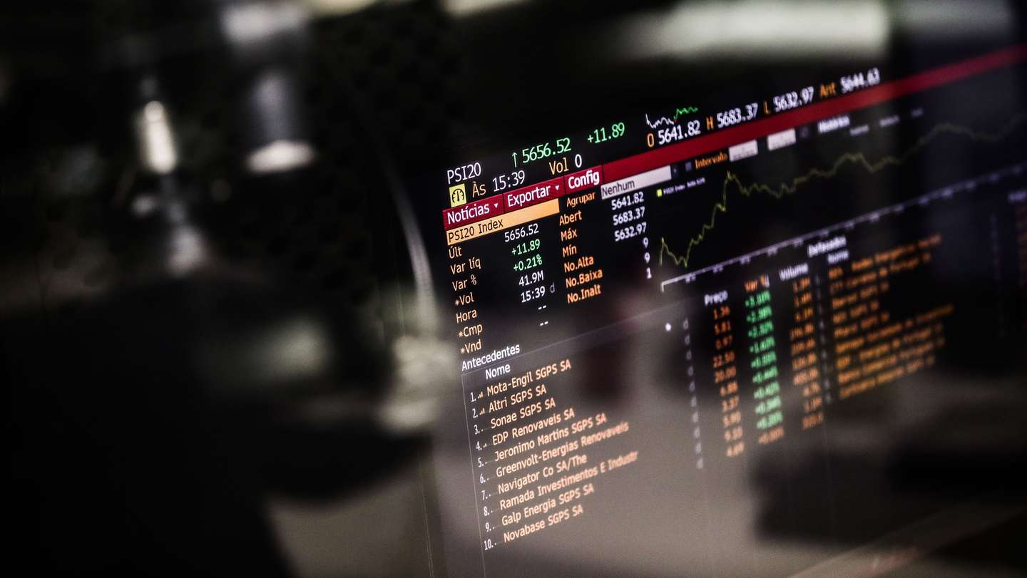 Um monitor mostra os valores do PSI-20, o índice que agrega as 20 maiores empresas cotadas na Euronext Lisboa, em Lisboa, 8 de novembro de 2021. MÁRIO CRUZ/LUSA