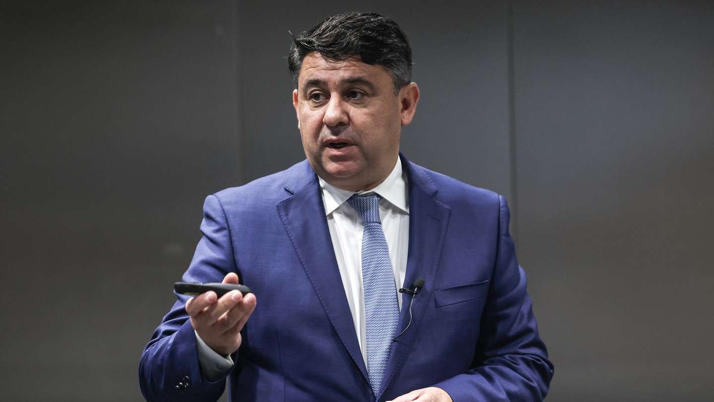 CORREÇÃO DA LEGENDA: Corrige o nome do presidente de Rogério Carapuça, para Pedro Dominguinhos. O presidente Comissão Nacional de Acompanhamento do Plano de Recuperação e Resiliência (CNA-PRR), Pedro Dominguinhos, apresenta o relatório de acompanhamento do PRR, no Campus da Administração Pública Portuguesa em Lisboa, 13 de novembro de 2023. MANUEL DE ALMEIDA/LUSA