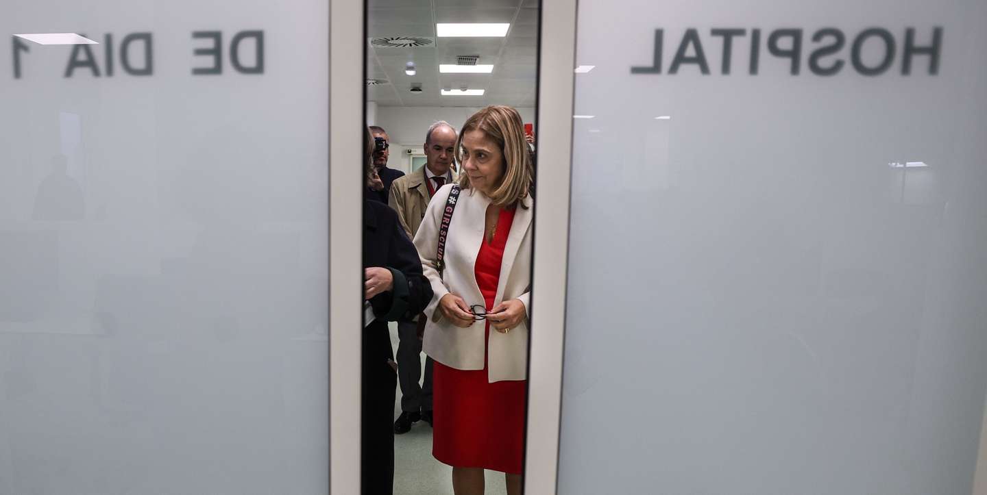 A ministra da Saúde, Ana Paula Martins, assinala a abertura oficial do novo Hospital de Dia de Adultos, em Lisboa, 15 de novembro de 2024. O novo espaço permite não só alargar a capacidade de tratamento antineoplásico em Hospital de Dia, uma vez que passa de um total de 25 para 35 postos de tratamento, como potencia o crescimento da capacidade nos serviços de internamento, através de afetação dos postos de hospital de dia que existiam naqueles serviços. TIAGO PETINGA/LUSA