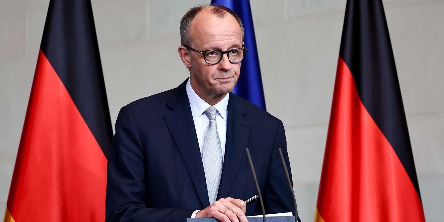 epa12787624 German Chancellor Friedrich Merz delivers a statement at the Chancellery in Berlin, Germany, 01 March 2026, following joint US-Israel military strikes on Iran.  EPA/FILIP SINGER