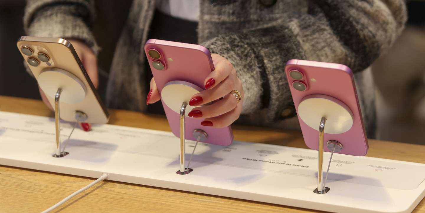 epa12010136 People browse the iPhone display at the The Fifth Avenue Apple Store in New York, New York, USA, 04 April 2025. In reaction to new tariffs to be imposed by US President Donald Trump, economists predict that consumers and businesses will likely encounter higher prices on electronics built outside of the country, as well as food imports.  EPA/SARAH YENESEL