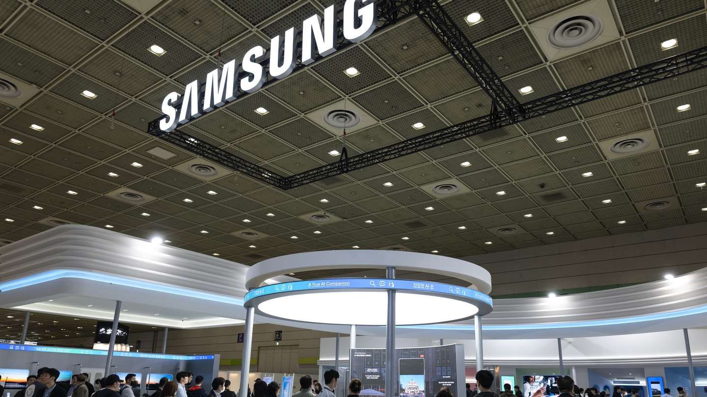 epa12053486 People visit the Samsung Electronics pavilion during the World IT Show 2025 at the Coex convention center in Seoul, South Korea, 25 April 2025. South Korea's largest annual IT show runs under the slogan 'Driving Digital Transformation with AI, Leading the Future with Science and Technology' from 24 to 26 April 2025.  EPA/JEON HEON-KYUN