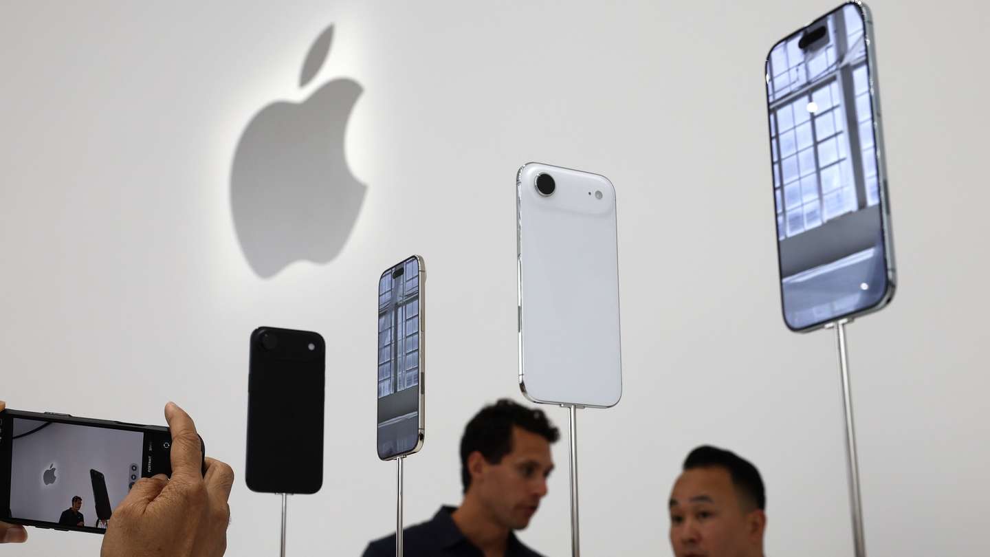 epa12365604 A person records and takes photos of the new Apple iPhone Air at an Apple product launch event on the campus of Apple Park in Cupertino, California, USA, 09 September 2025.  EPA/JOHN G. MABANGLO