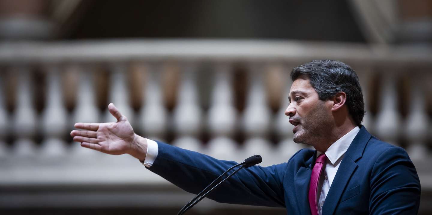 O presidente do Chega, André Ventura, usa da palavra durante o debate temático proposto pelo Governo, sobre o Plano Nacional de Implementação do Pacto Europeu para as Migrações e Asilo, na Assembleia da República, em Lisboa, 16 de janeiro de 2025. JOSÉ SENA GOULÃO/LUSA