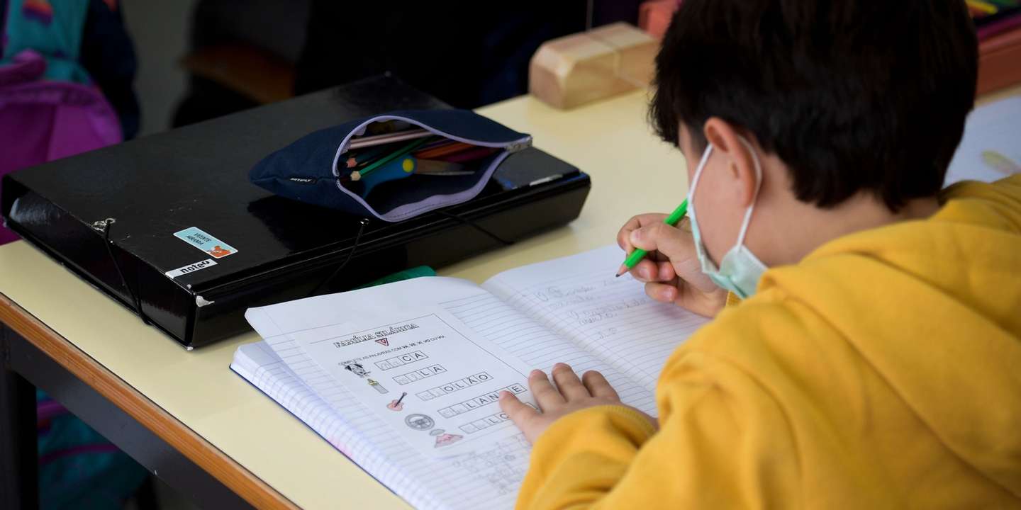 Alunos do ensino básico na Escola EB Joaquim Nicolau de Almeida, regressam às aulas, após período de confinamento obrigatório devido à pandemia Covid-19, Vila Nova de Gaia, 15 de março de 2021.  FERNANDO VELUDO/LUSA