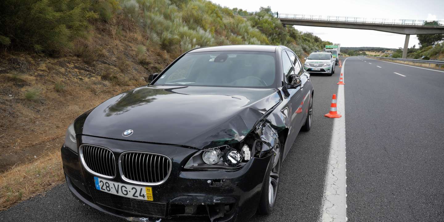 O carro onde seguia o ministro da Administração  Interna, Eduardo Cabrita, estacionado no A6 no seguimento de um acidente que envolveu uma vitima mortal por atropelamento, Évora, 18 de junho de 2021. PAULO CUNHA /LUSA