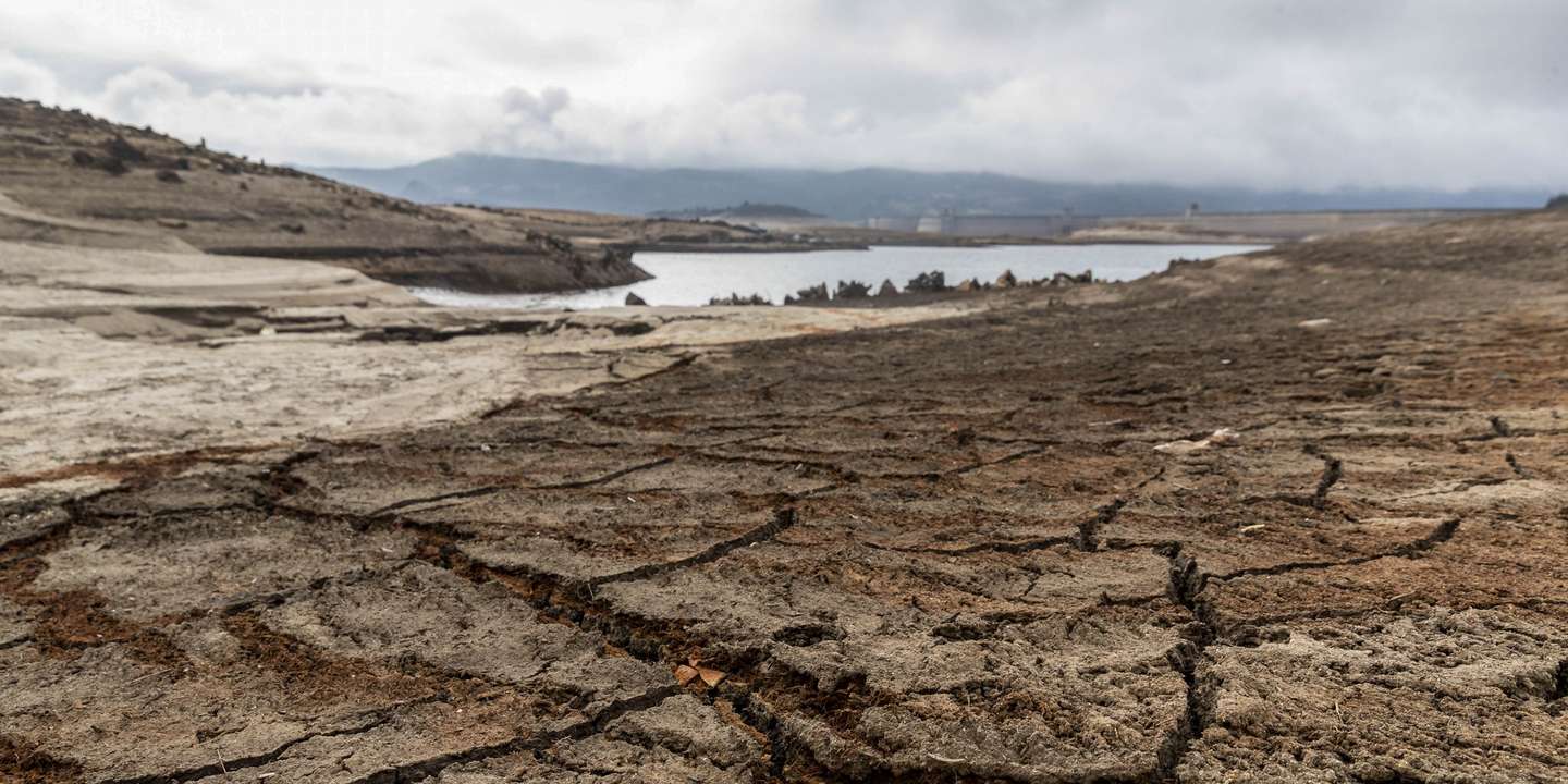 Solo rachado pela seca na barragem do Alto Rabagão, Montalegre, 04 de fevereiro de 2022. Em Montalegre não há memória de um nível tão baixo de água na barragem do Alto Rabagão, um sinal da seca que preocupa autarcas, população e de quem vive dos negócios impulsionados pela albufeira. JOSÉ COELHO/LUSA