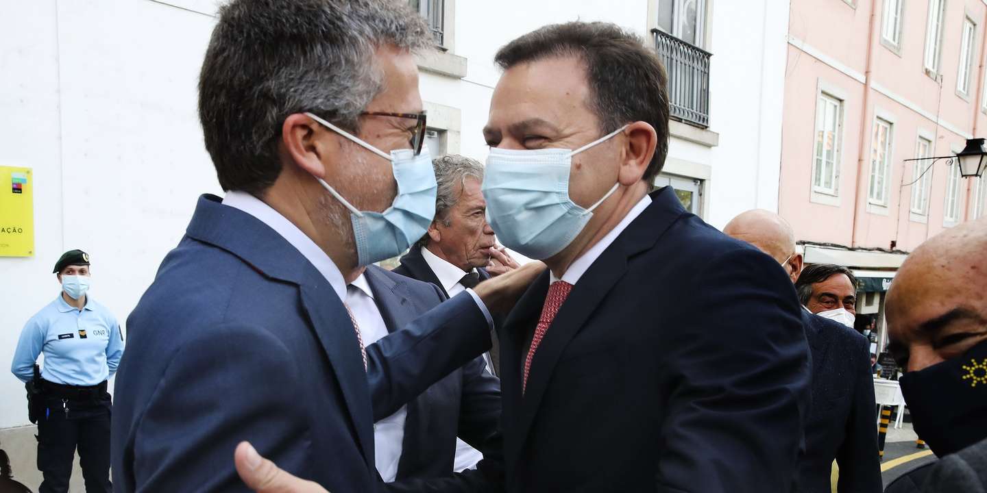 O presidente da câmara municipal de Lisboa, Carlos Moedas (E), cumprimenta Luis Montenegro, durante a visita à exposição "Zeca Mendonça - O Assessor de Todos os Líderes", no News Museum, em Sintra, 8 de abril de 2022.   MANUEL DE ALMEIDA/LUSA