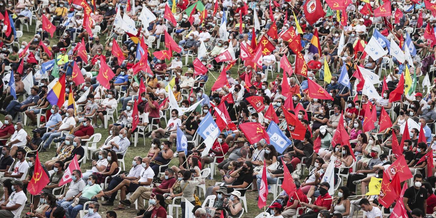 Militantes ouvem o discuso final do secretário-geral do Partido Comunista Português, Jerónimo de Sousa (ausente da fotografia), na 45.ª Festa do "Avante!", evento político-cultural, organizado pelo Partido Comunista Português na Quinta da Atalaia, no Seixal, 05 de setembro de 2021. TIAGO PETINGA/LUSA