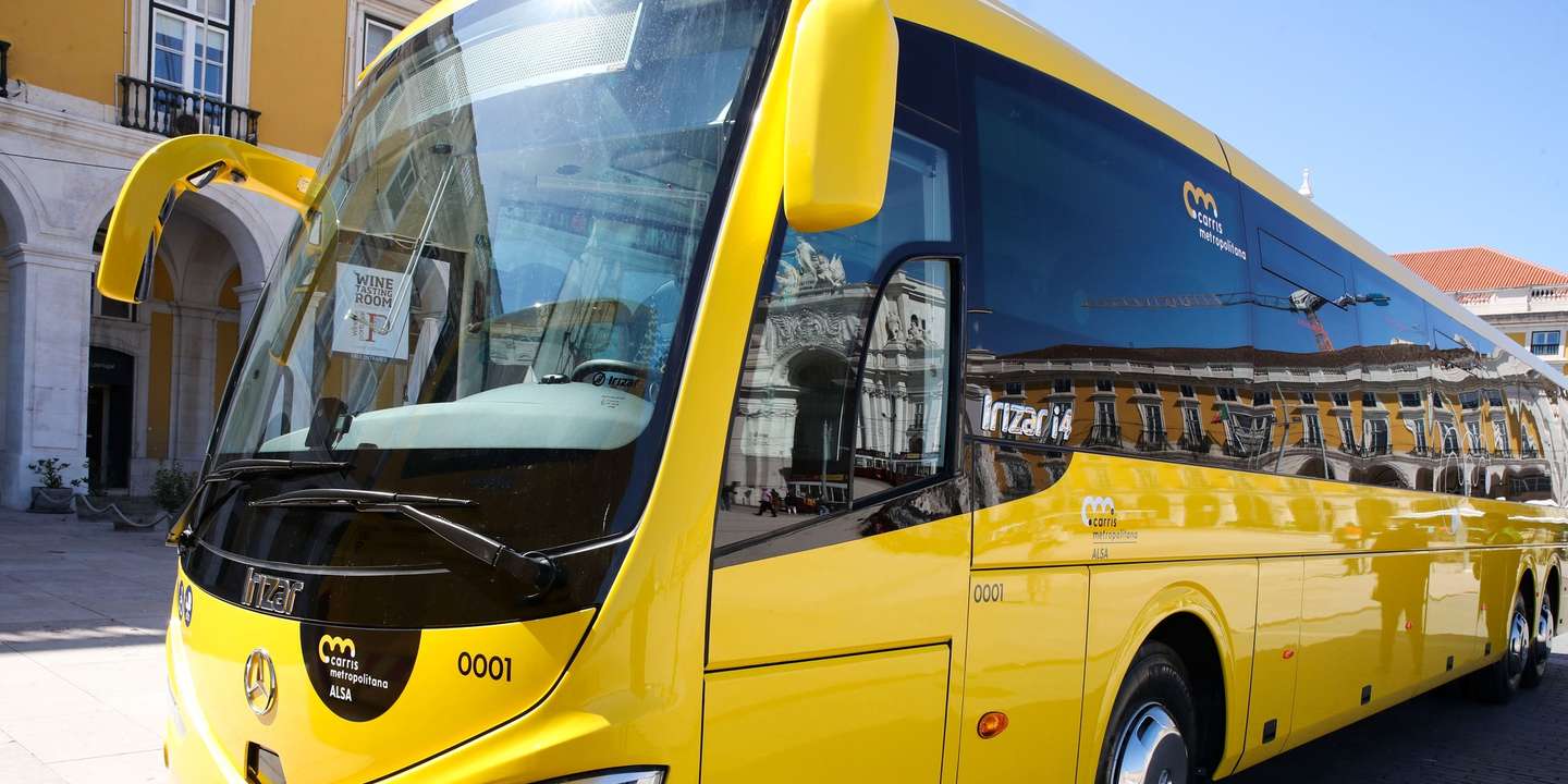 Cerimónia de lançamento da Carris Metropolitana realizada no Pátio da Galé, Lisboa, 1 de abril de 2022. O evento contou também com um pequeno desfile de moda, para dar a conhecer o fardamento da Carris Metropolitana, desenhado por Nuno Gama, e a exibição, dos novos autocarros com a nova imagem da Carris Metropolitana. MANUEL DE ALMEIDA/LUSA