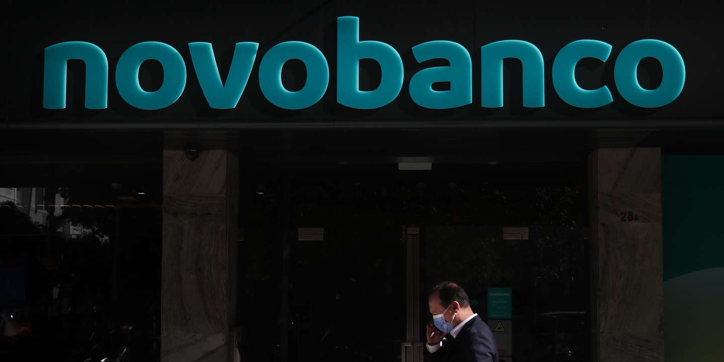 Uma pessoa passa por um balcão do Novo Banco após a aplicação da nova imagem de marca, em Lisboa, 8 de novembro de 2021. MÁRIO CRUZ/LUSA