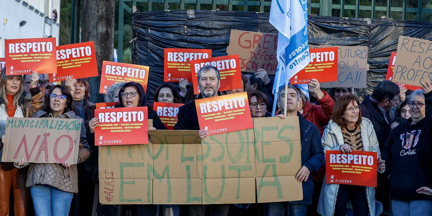 O secretário-geral da FENPROF, Mário Nogueira (C), participa na concentração de educadores e professores do Agrupamento de Escolas Rainha Santa Isabel, no âmbito da greve de professores, junto à escola EB 2.3 Rainha Santa Isabel, em Coimbra, 11 de janeiro de 2023. PAULO NOVAIS/LUSA
