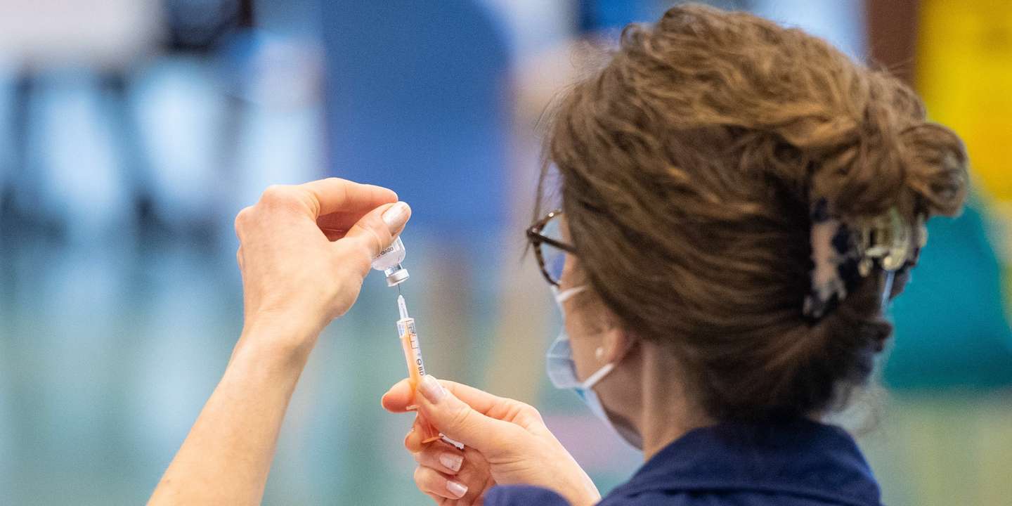 epa08931898 A nurse prepares a dose of the Oxford/AstraZeneca Covid-19 vaccine at the NHS vaccine mass vaccination centre that has been set up in the grounds of Epsom Race Course, in Surrey, Britain 11 January 2021. The UK government has announced that mass vaccination centres will start operating from 11 January in London, Newcastle, Manchester, Birmingham, Bristol, Surrey and Stevenage.  EPA/DOMINIC LIPINSKI / POOL