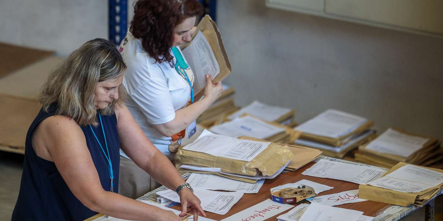 Funcionárias organizam exames no local onde são guardados os exames, digitalizados e distribuídos, em Sintra, 06 de julho de 2026. O ministro da Educação, Ciência e Inovação, Fernando Alexandre, e o secretário de Estado Adjunto e da Educação, Alexandre Homem Cristo, visitaram hoje as instalações. TIAGO PETINGA/LUSA