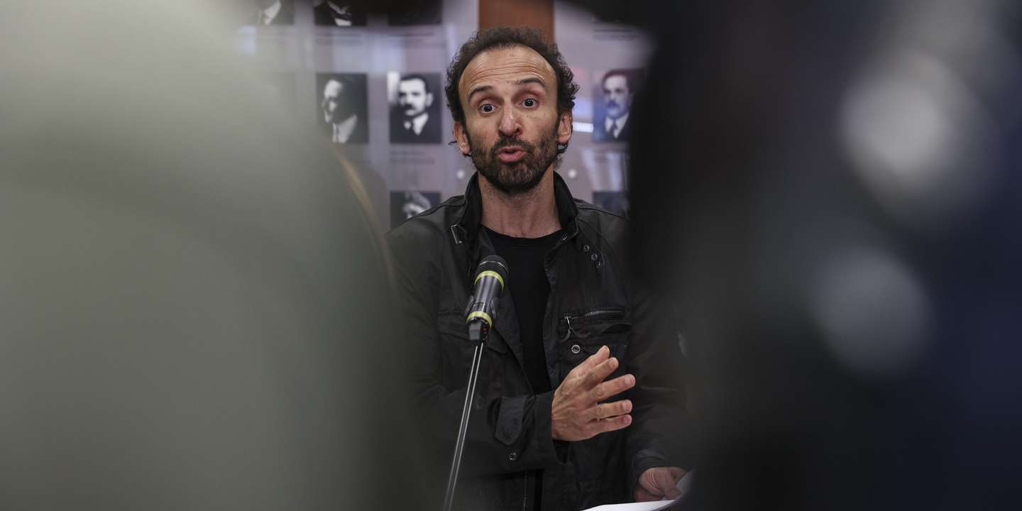O lider do STOP, André Pestana fala aos jornalistas após uma reunião com o ministro da Educação, Fernando Alexandre, no Ministério da Educação, Ciência e Inovação, Lisboa, 3 de maio de 2024. O Governo convocou as 12 estruturas sindicais representantes dos professores para iniciar o processo negocial com vista à recuperação do tempo de serviço, assim como de outras medidas de valorização da carreira. MIGUEL A. LOPES/LUSA