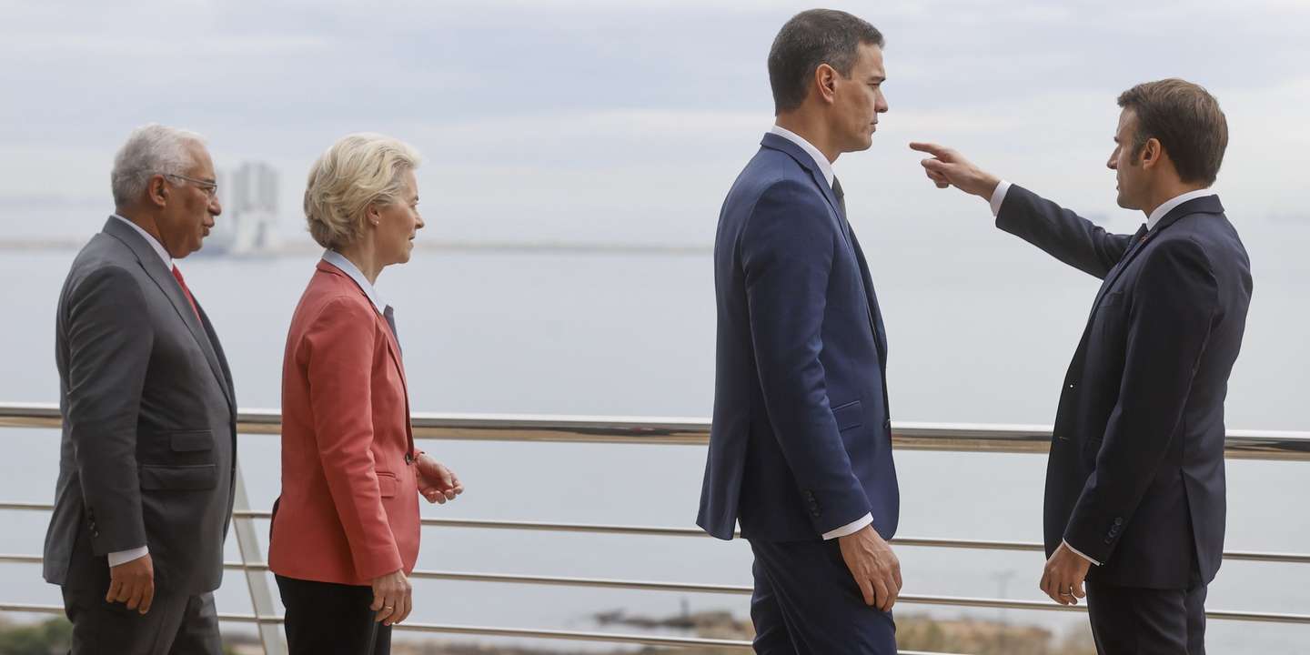 epa10356394 Portuguese Prime Minister, Antonio Costa; European Commission President Ursula von der Leyen; Spanish Prime Minister, Pedro Sanchez, and French President, Emmanuel Macron, chat during a meeting held in the sidelines of EU-Med9 Summit, to discuss on H2Med underwater pipeline, between Barcelona and Marseille, in the port city of Alicante, eastern Spain, 09 December 2022.  EPA/KAI FORSTERLING