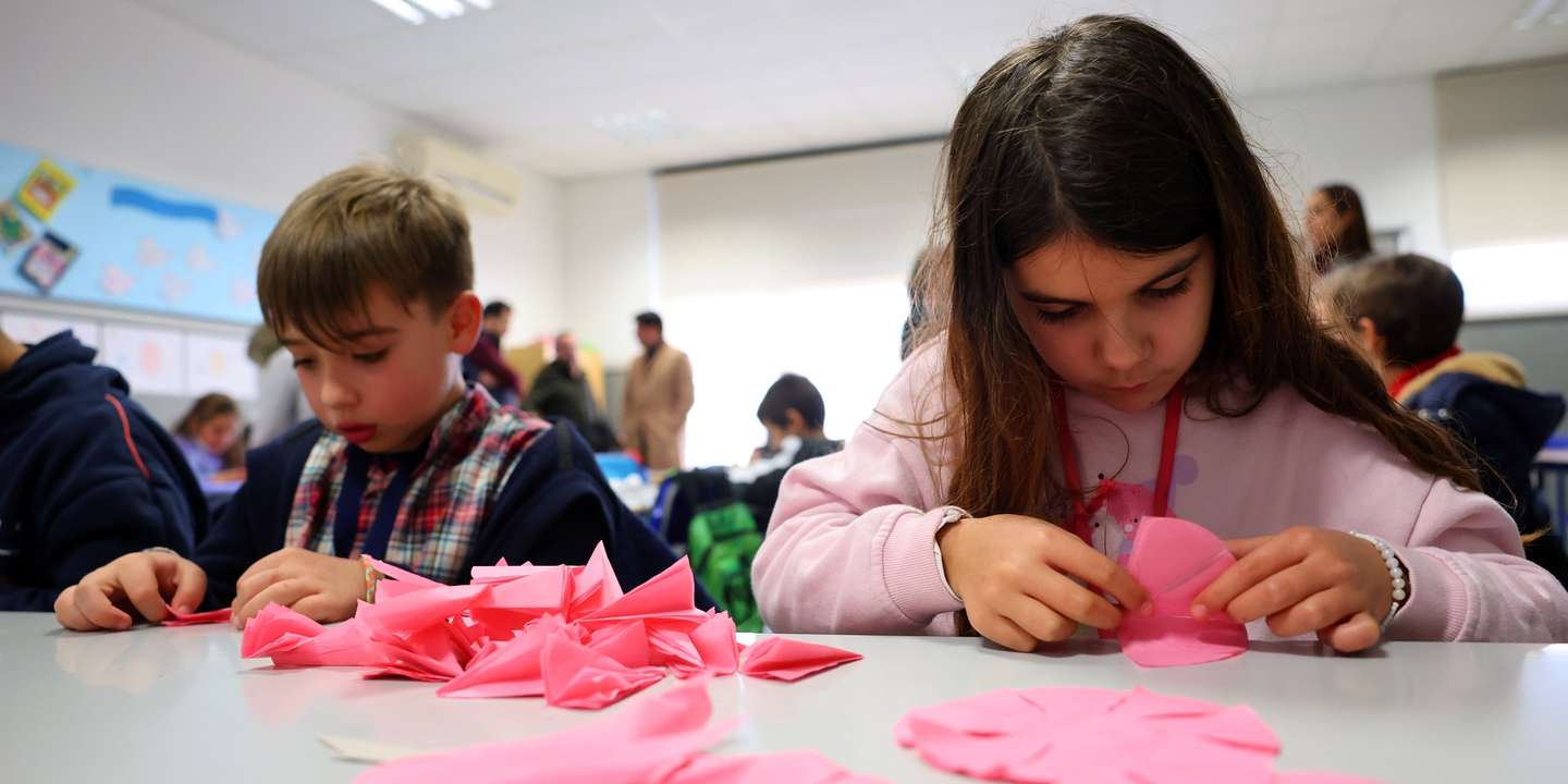 Crianças do pré-escolar e até ao sexto ano de escolaridade estão a aprender numa aula da disciplina de Educação Tecnológica (ET), o segredo secular de transformar o papel em flores para que a tradição das Festas do Povo tenha o futuro assegurado, tradição reconhecida em 2021 pela Organização das Nações Unidas para a Educação, a Ciência e a Cultura (UNESCO) como Património Cultural Imaterial da Humanidade, no Centro Escolar Comendador Rui Nabeiro, em Campo Maior, 18 de janeiro de 2023. As Festas do Povo de Campo Maior, conhecidas por apresentarem dezenas de ruas, sobretudo no centro histórico, ‘engalanadas’ com milhares de flores de papel, feitas pela população de forma voluntária, realizaram-se pela última vez em 2015, mas o seu futuro parece assegurado graças ao “empenho” na aprendizagem dos mais novos. (ACOMPANHA TEXTO DA LUSA DO DIA 22 DE JANEIRO DE 2023). NUNO VEIGA/LUSA
