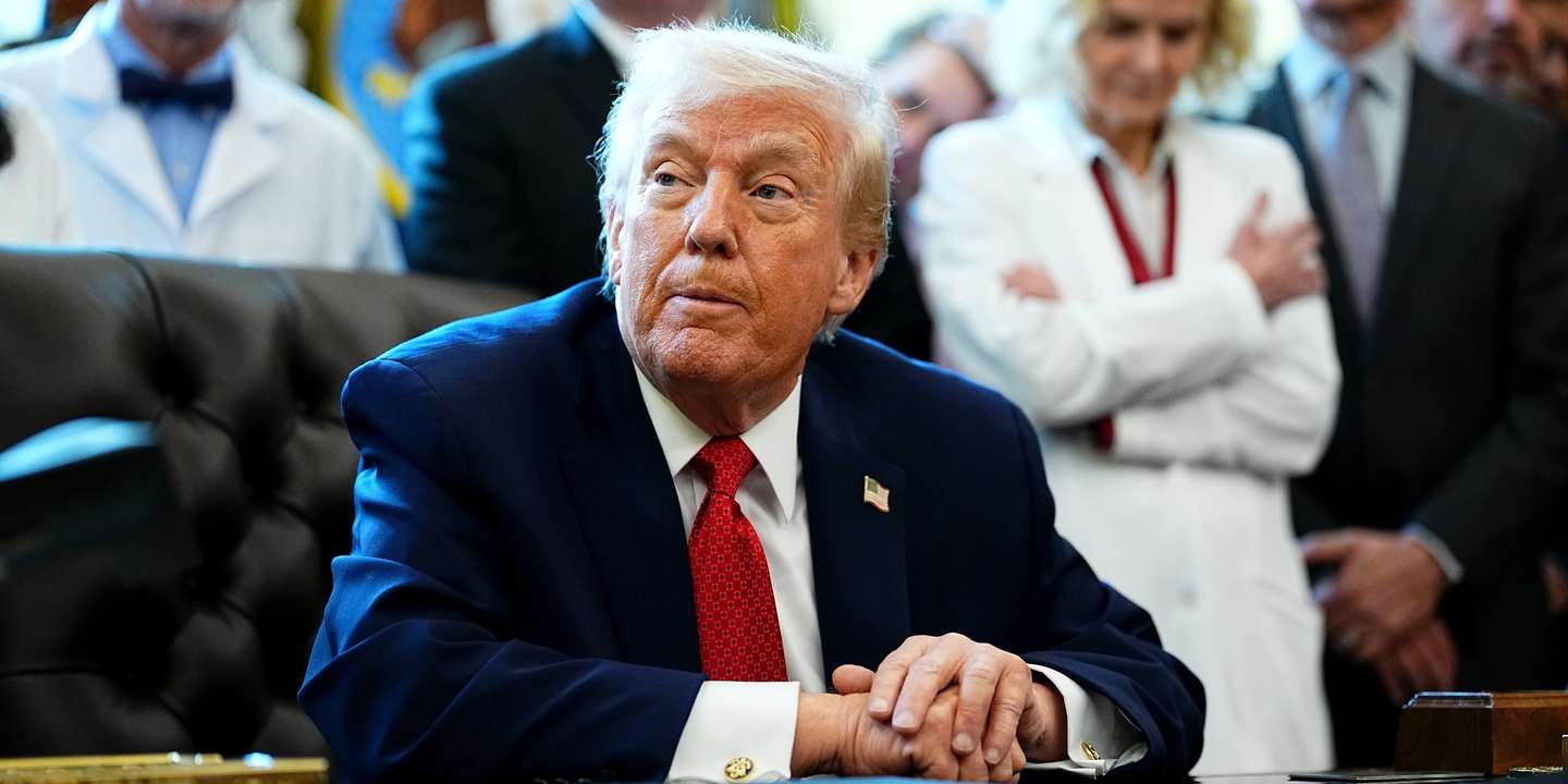 epa12601410 US President Donald J Trump signs an executive order to reschedule marijuana from Schedule I to Schedule III as a controlled substance with recognized medical uses in the Oval Office of the White House Washington, DC, USA, 18 December 2025.  EPA/AARON SCHWARTZ / POOL