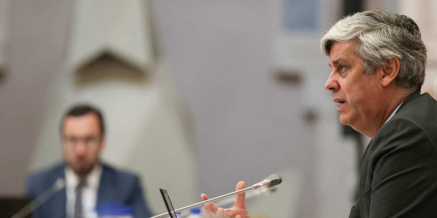 O governador do Banco de Portugal (BdP), Mário Centeno (R), durante a apresentação do relatório do conselho de administração de Aividade e Contas relativo a 2020, na Nave do Museu do Dinheiro do BdP, em Lisboa, 13 de maio de 2021. MANUEL DE ALMEIDA/LUSA