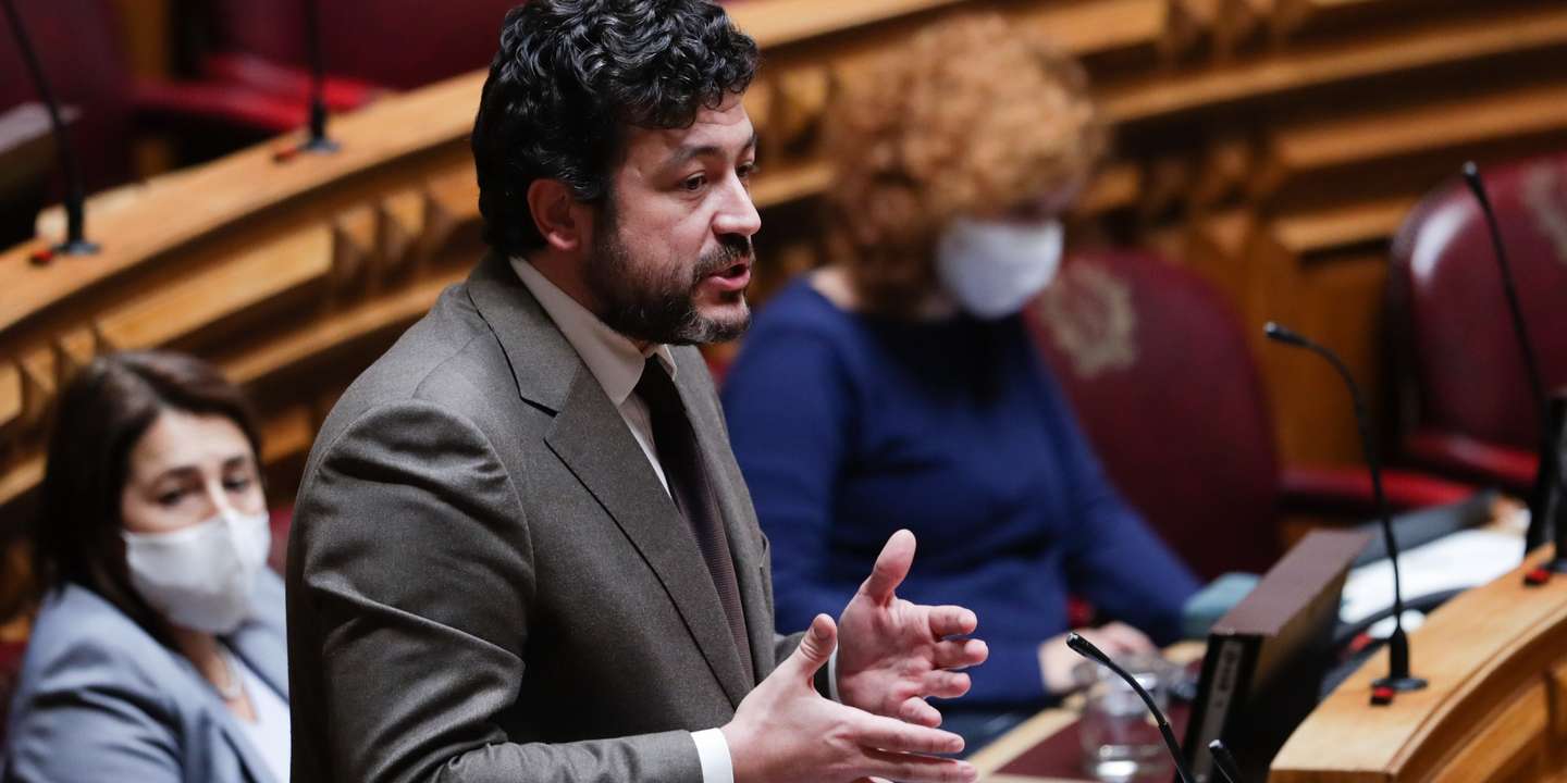 O deputado do Partido Socialista (PS) Pedro Delgado Alves fala durante a apresentação e discussão do relatório sobre a aplicação da Declaração do Estado de Emergência, no período de 24 de novembro a 8 de dezembro de 2020, na Assembleia da República em Lisboa, 17 de dezembro de 2020. TIAGO PETINGA/LUSA