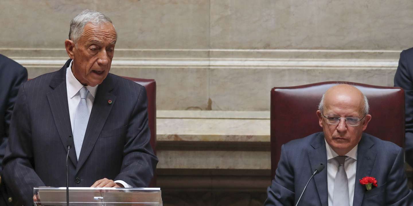 O Presidente da República, Marcelo Rebelo de Sousa (E), acompanhado pelo Presidente da Assembleia da República, Augusto Santos Silva (D) discursa na sessão solene comemorativa dos 48 anos da Revolução de 25 de Abril na Assembleia da República em Lisboa, 25 de abril de 2022. Em 25 de abril de 1974, um movimento de capitães derrubou a ditatura de 48 anos, de Marcelo Caetano, chefe do Governo e de Américo Tomás, Presidente da República, num golpe que se transformou numa revolução, a "revolução dos cravos". MANUEL DE ALMEIDA/LUSA