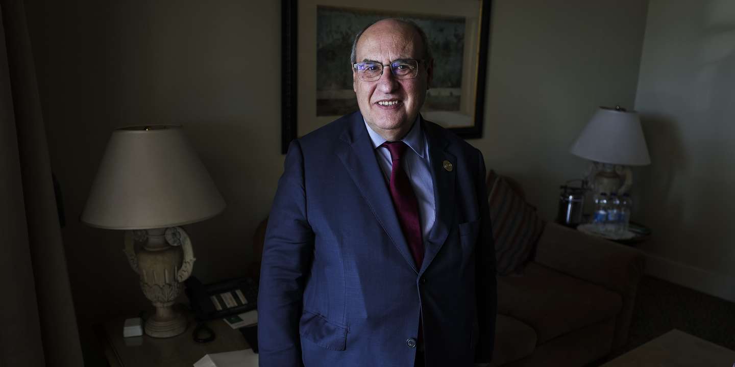O diretor-geral da Organização Internacional para as Migrações (OIM) António Vitorino, em entrevista à Lusa, em Adis Abeba, na Etiópia, 19 de fevereiro de 2023. António Vitorino propôs mecanismos que permitam às diásporas africanas investir no desenvolvimento do continente e subscreve a proposta de um acordo global ente a Europa e África, que proteja a migração legal e puna os criminosos. JOSE SENA GOULAO/LUSA (ACOMPANHA TEXTO DE ....)