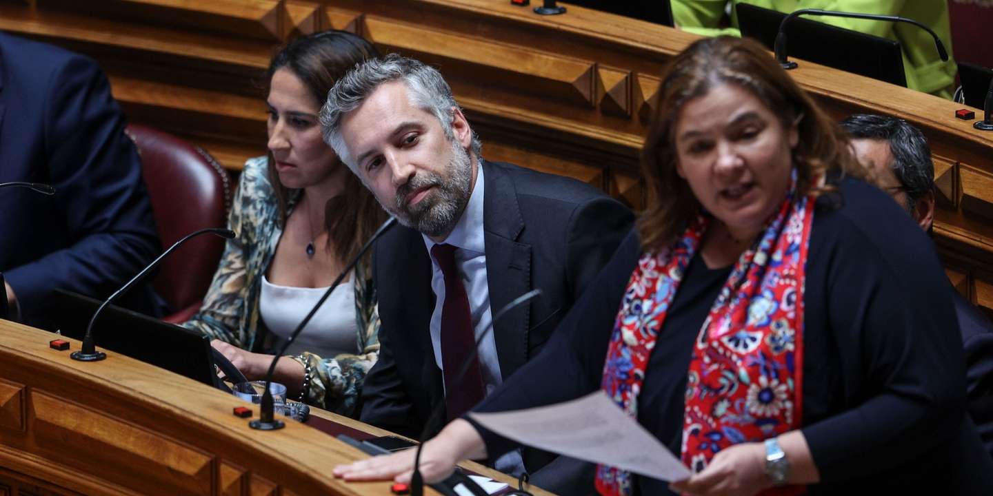 O deputado e secretário-geral do Partido Socialista (PS), Pedro Nuno Santos, acompanhado pela deputada do PS, Alexandra Leitão, durante o debate parlamentar de urgência pedido pelo PS sobre a descida do IRS anunciada pelo primeiro-ministro, Luís Montenegro. Assembleia da República em Lisboa, 17 de abril de 2024. MIGUEL A. LOPES/LUSA