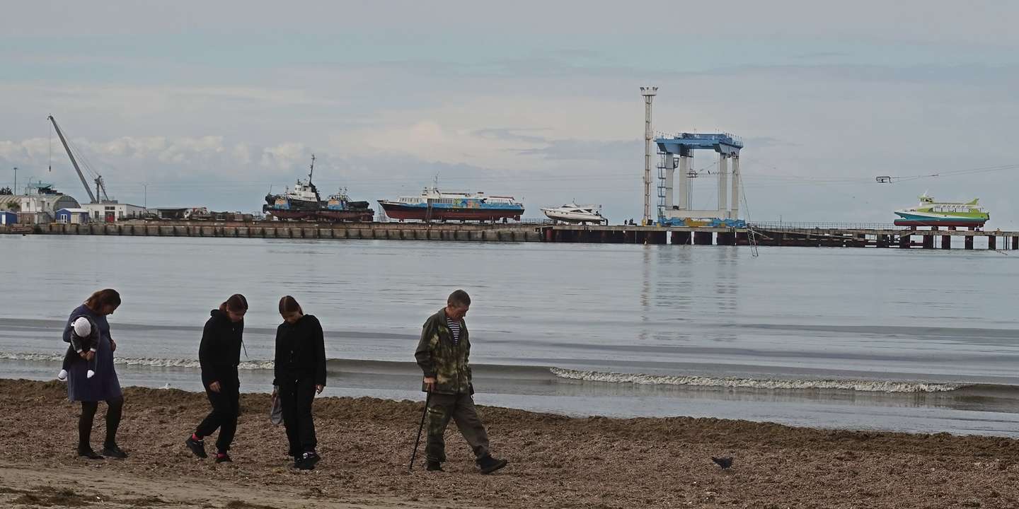 epa10927202 People walk on an empty beach in the Black Sea resort town of Anapa, Krasnodar region, Russia, 10 October 2023 (issued 19 October 2023).  EPA/MAXIM SHIPENKOV