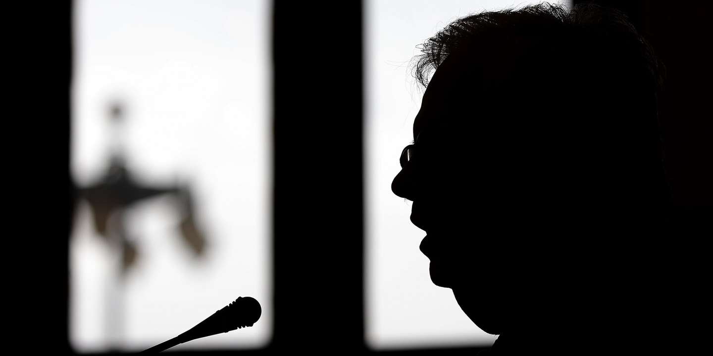 Silhueta do ministro da Administração Interna, Eduardo Cabrita, durante a sua audição na Comissão de Assuntos Constitucionais, Direitos, Liberdades e Garantias para prestar esclarecimentos sobre as circunstâncias em que ocorreu a morte de um cidadão ucraniano nas instalações do Centro de Instalação Temporária do Aeroporto de Lisboa, no passado dia 12 de março. Em Lisboa, 08 de abril de 2020. ANTÓNIO PEDRO SANTOS/LUSA