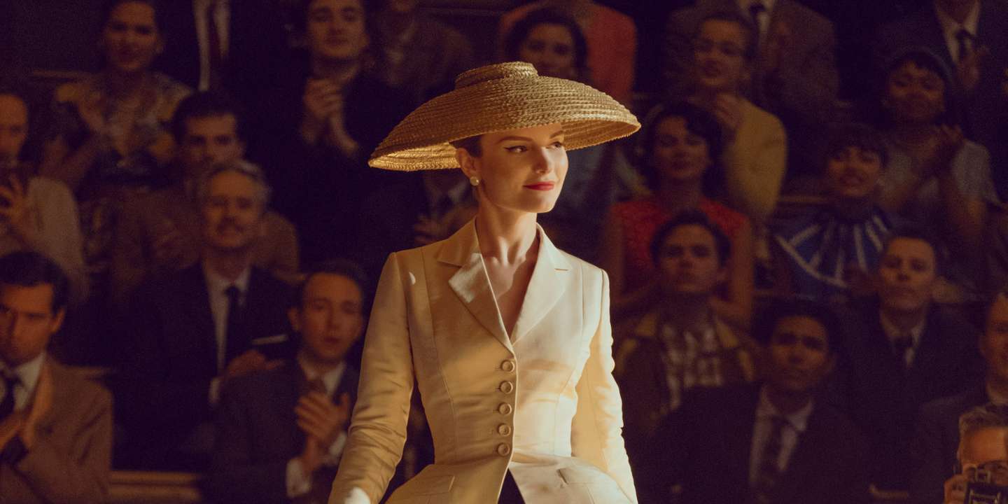 Uma imagem da série "The New Look" onde se pode ver o famoso conjunto Bar Suit a desfilar na Sorbonne