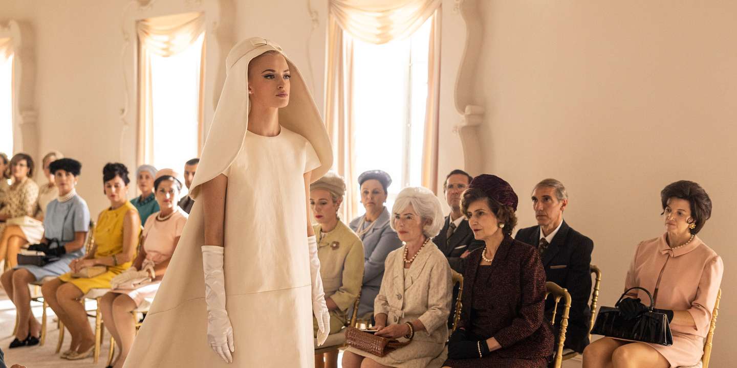 Uma cena de um desfile da maison Balenciaga na série onde se pode ver uma suas das criações icónicas, um vestido de noiva de 1967