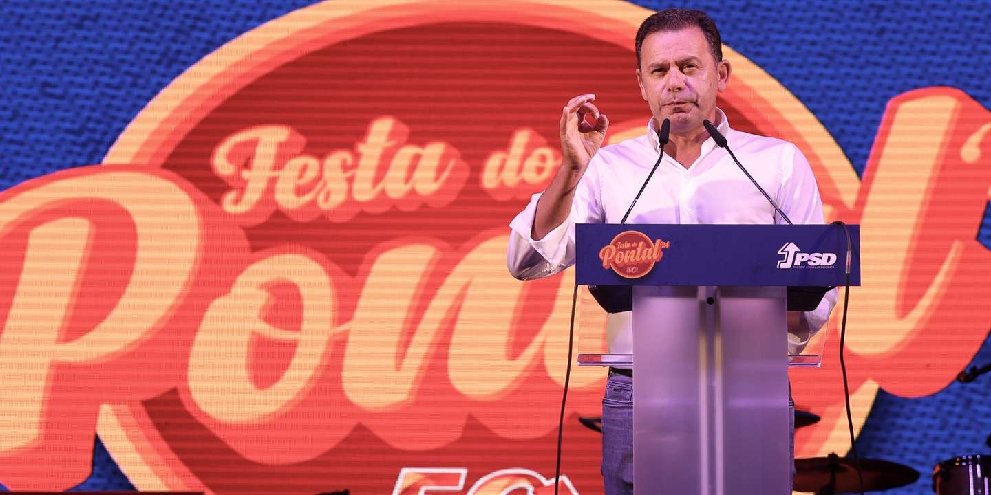 O primeiro-ministro e líder social-democrata, Luís Montenegro, discursa durante a Festa do Pontal, que se realiza no calçadão de Quarteira, 14 de agosto de 2024. O ano passado, na rentrée política do PSD, o partido estava na oposição à maioria absoluta do PS, mas na sequência da Operação Influencer e da demissão de António Costa, as eleições antecipadas de março deram a vitória à coligação liderada por Luís Montenegro, que chega agora ao Pontal como primeiro-ministro. LUÍS FORRA/LUSA