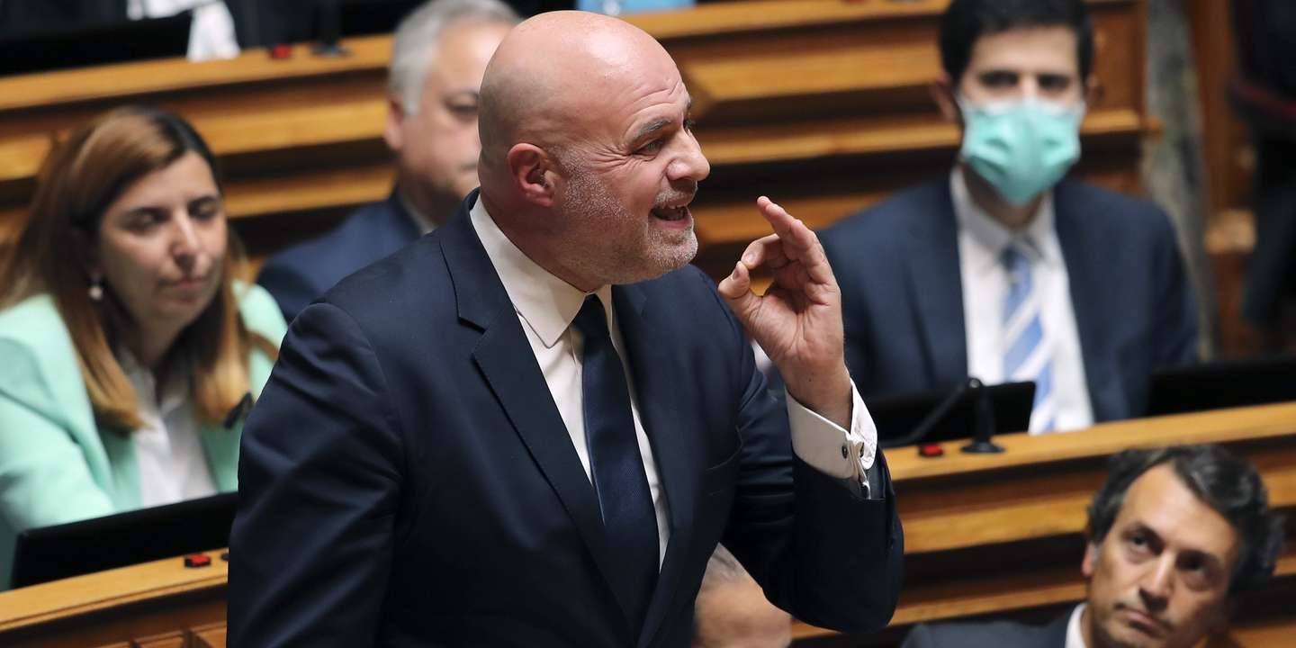 O deputado do Partido Social Democrata (PSD) Mota Pinto, durante debate sobre Orçamento do Estado de 2022, na Assembleia da República, em Lisboa, 28 de abril de 2022. MANUEL DE ALMEIDA/LUSA