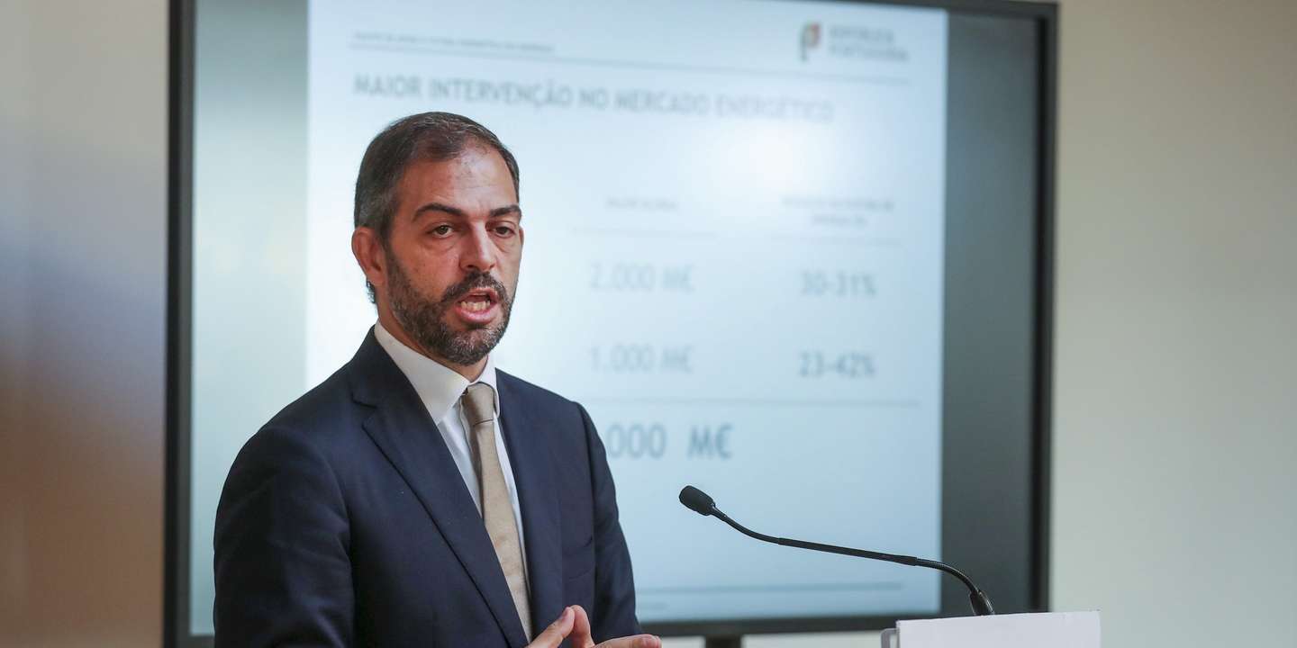 O ministro do Ambiente e da Ação Climática, Duarte Cordeiro, apresenta em conferência de imprensa as novas medidas para mitigar o aumento dos custos de energia, no Ministério do Ambiente e da Ação Climática, em Lisboa, 12 de outubro de 2022. INÁCIO ROSA/LUSA