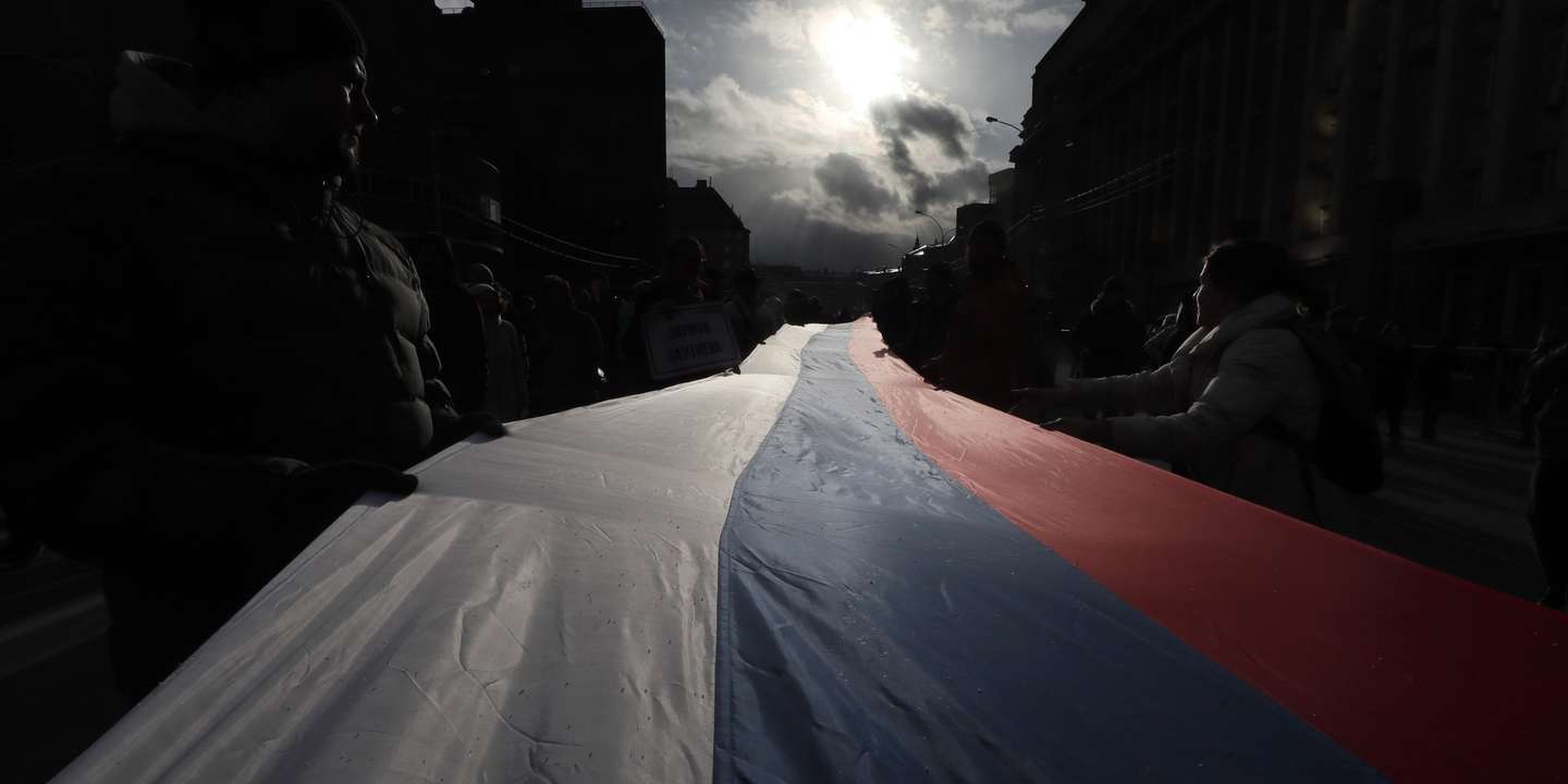 epa08258870 Opposition supporters holding a large Russian flag take part in a memorial march for Boris Nemtsov to mark the fifth anniversary of his assassination in Moscow, Russia, 29 February 2020. Nemtsov was a liberal politician and prominent critic of Russian President Vladimir Putin who was assassinated on 27 February 2015 in Moscow.  EPA/YURI KOCHETKOV