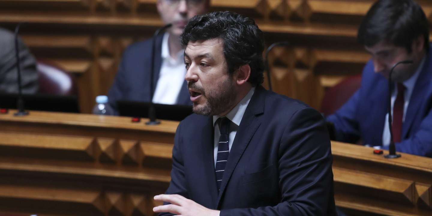 O deputado do Partido Socialista (PS) Pedro Delgado Alves, intervém na sessão plenária para a discussão e votação na generalidade da proposta do Governo e dos projetos do PSD, Chega e PCP sobre acesso a metadados para fins de investigação criminal, na Assembleia da República, em Lisboa, 03 de junho de 2021. ANTÓNIO COTRIM/LUSA