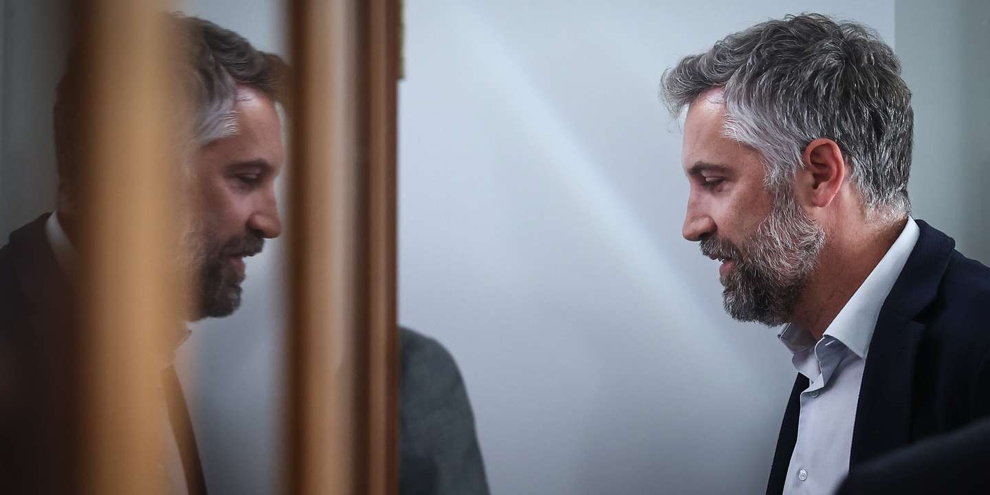 O secretário-geral do Partido Socialista (PS), Pedro Nuno Santos, durante uma visita à Escola Básica e Secundária Ibn Mucana, em Cascais, 12 de setembro de 2024. RODRIGO ANTUNES/LUSA