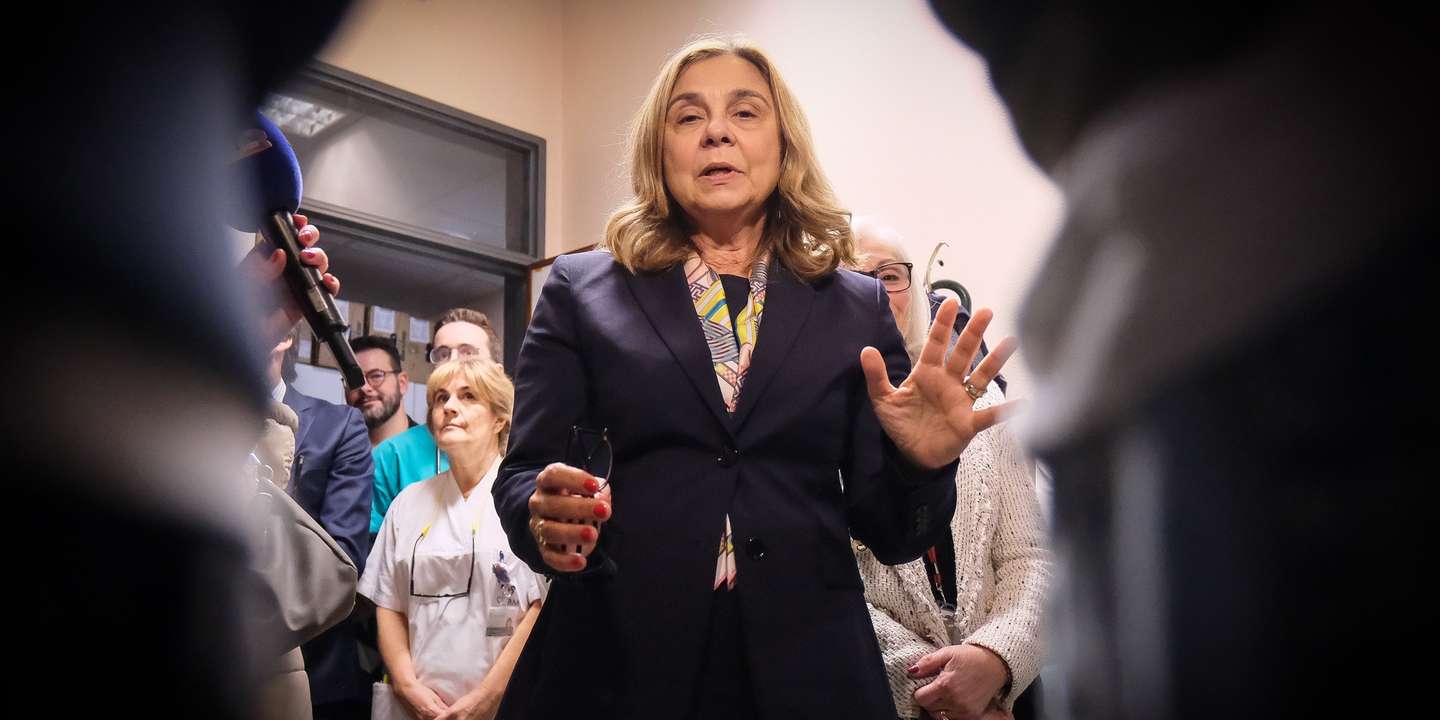 A ministra da Saúde, Ana Paula Martins, fala aos jornalistas durante a visita á Unidade Local de Saúde do Arco Ribeirinho, EPE, no Barreiro, 26 de dezembro de 2024. RUI MINDERICO/LUSA