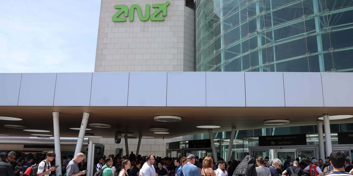 Commuters queues at the entrance of departures at Lisbon's Humberto Delgado airport as the area is closed due to the blackout affecting Spain and Portugal, in Lisbon, Portugal, April 28, 2025. The government has set up a working group to monitor the blackout affecting Portugal from north to south and other European countries, noting that the problem "may have originated" outside Portugal. TIAGO PETINGA/LUSA
