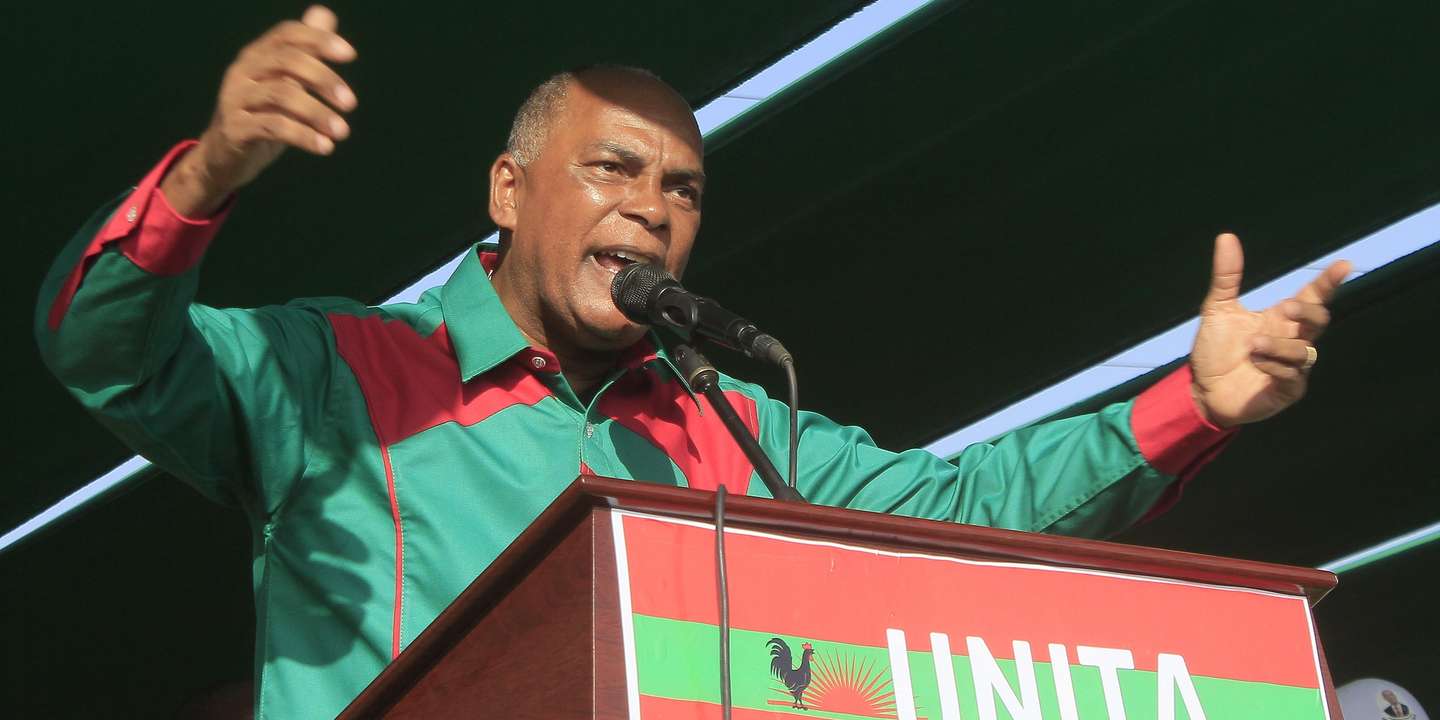 O presidente da União Nacional para a Independência Total de Angola (UNITA), maior partido da oposição, Adalberto Costa Júnior, discursa durante o lançamento da pré-campanha eleitoral da UNITA, no município do Cazenga, em Luanda, 21 de maio de 2022. líder da UNITA apelou hoje à juventude o voto na alternância, pedindo “para não se deixarem enganar” pelo partido no poder há 46 anos. AMPE ROGÉRIO/LUSA
