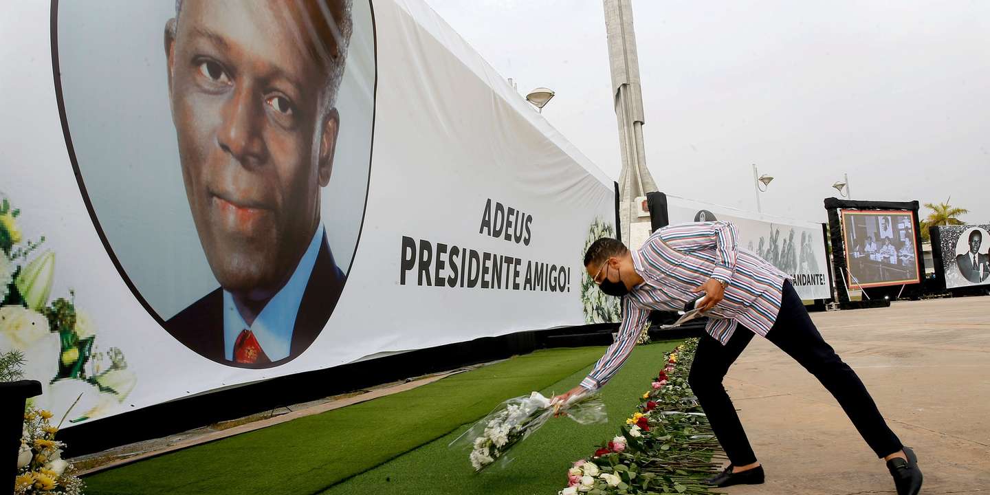 Um popular coloca flores durante o velório sem corpo presente do ex-Presidente, José Eduardo dos Santos, que se realiza na praça da República conhecida como memórial Antonio Agostinho Neto, Luanda, Angola, 11 de julho de 2022. O governo decidiu criar, em todas as províncias, locais para velórios públicos enquanto se aguarda a marcação de uma data para as exéquias do ex-chefe de Estado. AMPE ROGÉRIO/LUSA