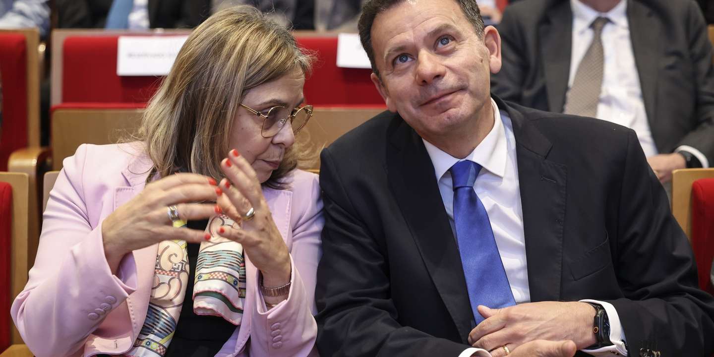 O primeiro-ministro, Luís Montenegro, acompanhado pela ministra da Saúde, Ana Paula Martins, durante a cerimónia comemorativa do Dia Mundial da Saúde, dia criado pela Organização Mundial da Saúde em 07 de abril de 1948,  no Auditório do INFARMED, Parque de Saúde de Lisboa, 07 de abril de 2025. ANDRÉ KOSTERS/LUSA