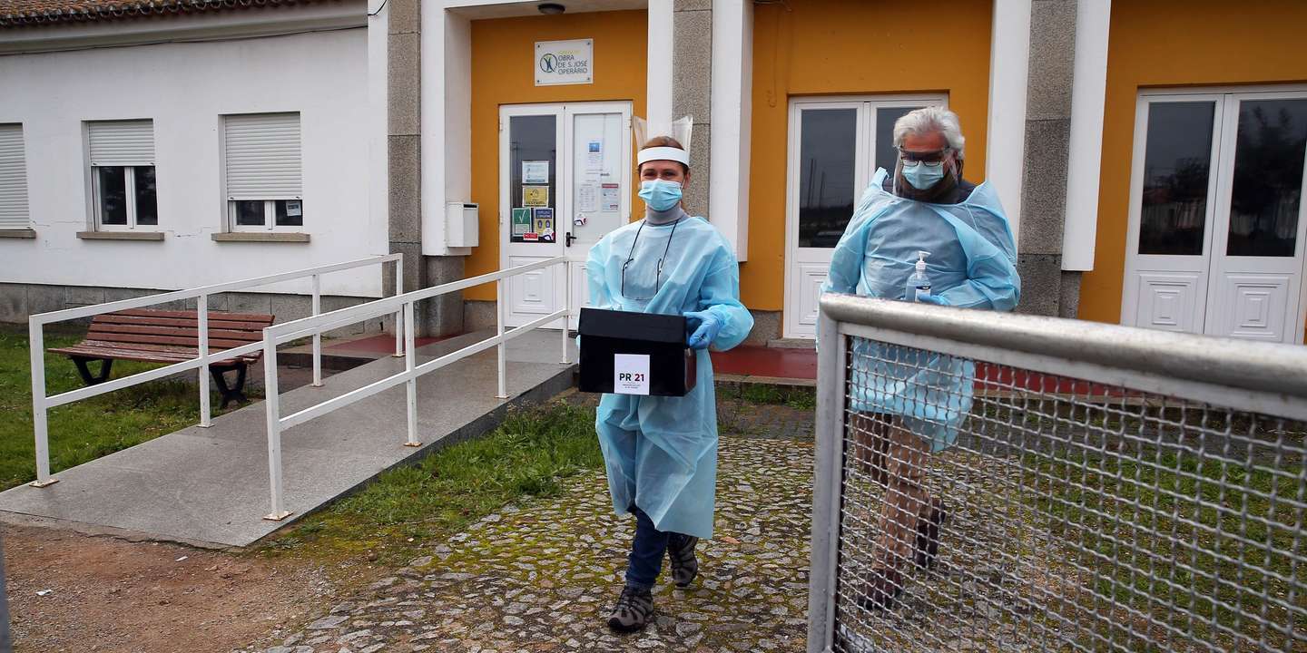 Os técnicos da Câmara Municipal de Redondo, Arminda Barradas (E) e António Ramires (D) depois de terem recolhido os votos antecipados de utentes de um lar em Montoito, no Redondo, 19 de janeiro de 2021. Podem votar antecipadamente os eleitores que, por força da pandemia da doença covid-19, estejam em confinamento obrigatório, no respetivo domicílio ou noutro local definido ou autorizado pelas autoridades de saúde que não em estabelecimento hospitalar. Esta medida inclui os idosos que estão confinados em lares por causa da pandemia. NUNO VEIGA/LUSA