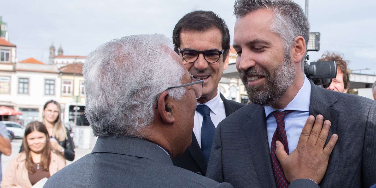 O primeiro-ministro, António Costa (E), acompanhado pelo presidente da Câmara Municipal do Porto, Rui Moreira (C), cumprimenta o ministro das Infraestruturas e Habitação, Pedro Nuno Santos, à chegada para a apresentação do traçado e desenvolvimento da linha ferroviária de alta velocidade Lisboa, Porto e Vigo, que decorreu na Estação FerrovIária de Campanhã, no Porto, 28 de setembro de 2022. RUI MANUEL FARINHA/LUSA