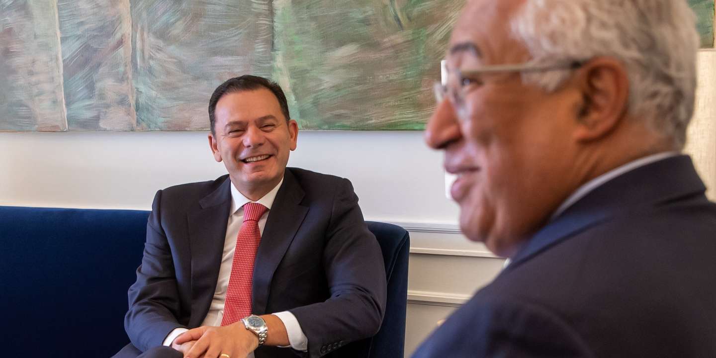 O pimeiro-ministro António Costa (D) recebe o novo líder do PSD, Luís Montenegro, tendo na agenda a prazo um eventual acordo para a construção do novo aeroporto da região de Lisboa durante um encontro da residência oficial do primeiro-ministro, Lisboa, 22 de julho de 2022. JOSÉ SENA GOULÃO/LUSA