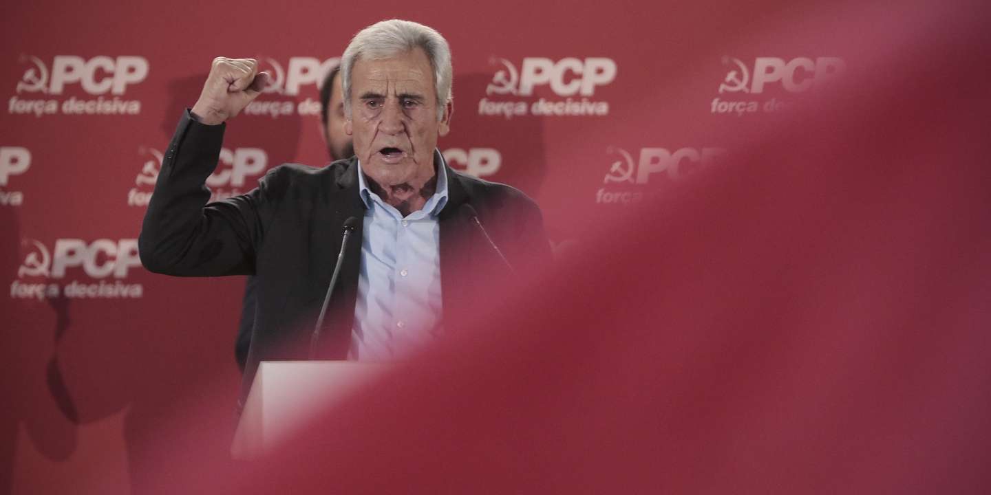 O secretário-geral do Partido Comunista Português (PCP), Jerónimo de Sousa, discura durante o comício "PCP – Força decisiva. Ao teu lado todos os dias”, na Escola Secundária Carolina Michaelis, no Porto, 16 de outubro de2021. MANUEL FERNANDO ARAÚJO/LUSA