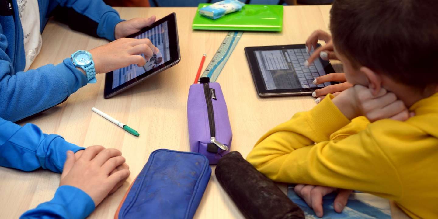 O regulamento europeu quer proteger as crianças de abusos online através da análise das plataformas automáticas. Críticos temem que lei possa vir a pôr em causa o direito à privacidade
