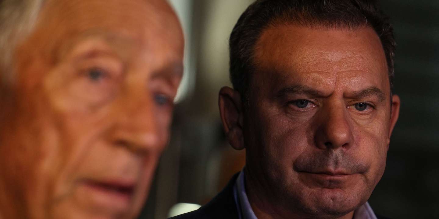 O Presidente da República, Marcelo Rebelo de Sousa, acompanhado pelo primeiro-ministro, Luís Montenegro (D), agradeceu hoje durante uma conferência às populações e à estrutura de Proteção Civil pela forma como têm enfrentado os incêndios dos últimos dias e anunciou o cancelamento da sua deslocação a Espanha na quarta-feira, na sede da Autoridade Nacional de Emergência e Proteção Civil (ANEPC), Oeiras, 16 de setembro de 2024. O Governo vai prolongar a declaração de situação de alerta até ao final do dia de quinta-feira, face às previsões meteorológicas, adiantou hoje o comandante nacional da Autoridade Nacional de Emergência e Proteção Civil. TIAGO PETINGA/LUSA
