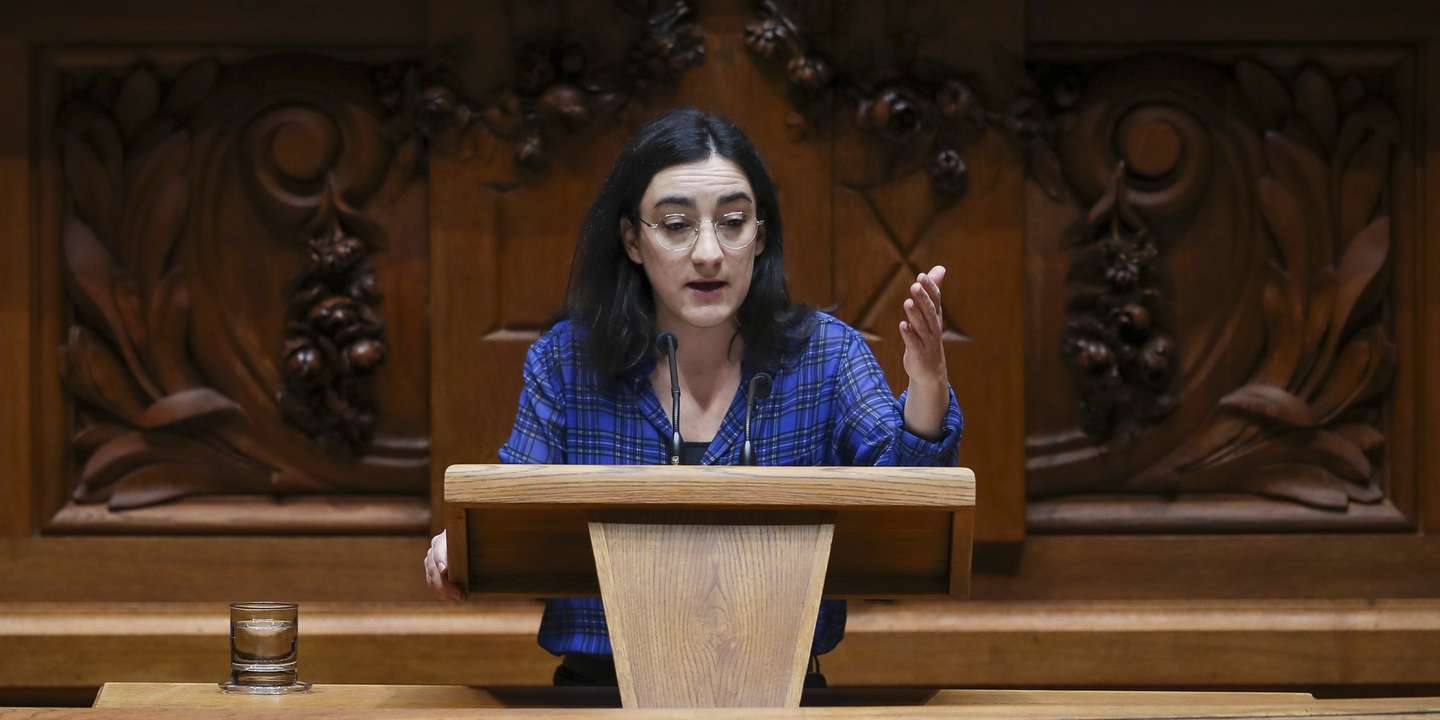 A deputada do Bloco de Esquerda (BE) Isabel Pires durante a sua intervenção na sessão plenária dedicada à crise no serviço postal e a recuperação do controlo público dos CTT, a pedido do BE, na Assembleia da República, em Lisboa, 12 de março de 2020. JOSÉ SENA GOULÃO/LUSA